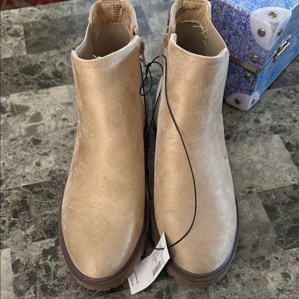 Maurice Cream Chelsea boots